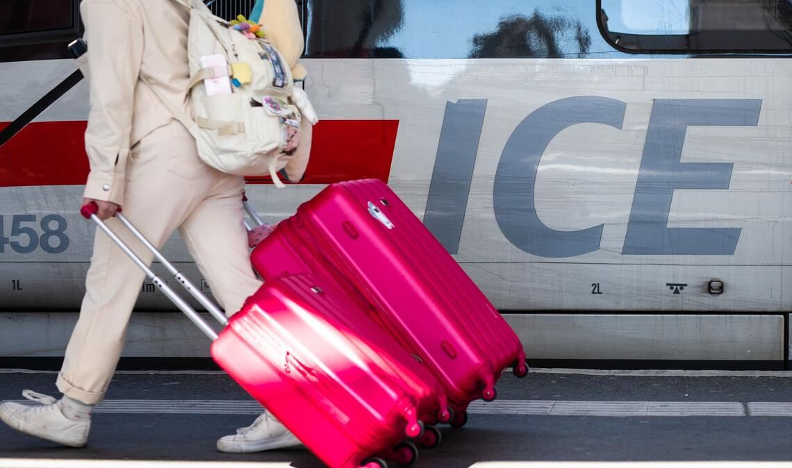 Wer mit dem Zug verreist, soll nach den Plänen der EU-Kommission auch bei Fahrten unterschiedlicher Unternehmen bei Ausfällen gut geschützt sein. (Symbolbild)