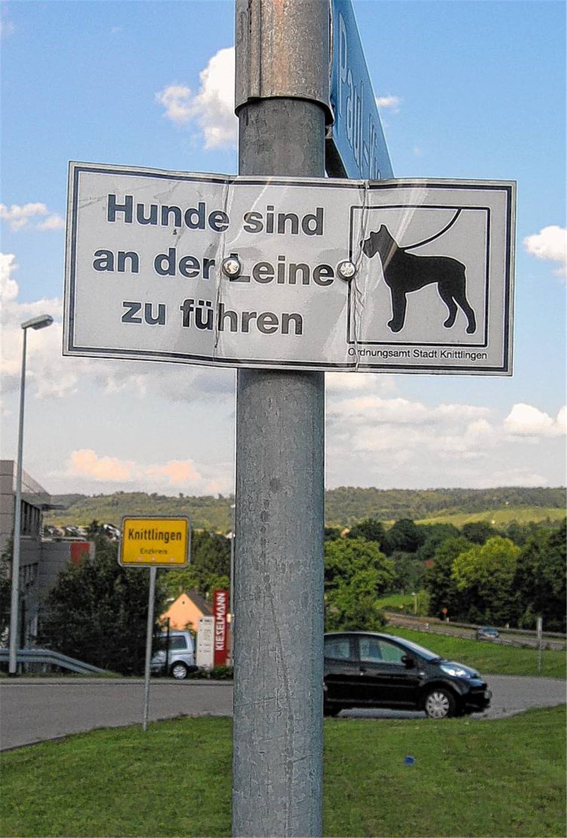 Wer mit seinem Vierbeiner Knittlingen ansteuert, wird dort schon vor dem Ortsschild auf die bestehenden Vorschriften hingewiesen.