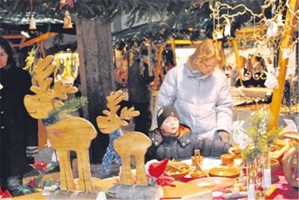 Wer noch auf der Suche nach Weihnachtsgeschenken ist, wird beim Angebot der Kunsthandwerker fündig. Foto: Stahlfeld