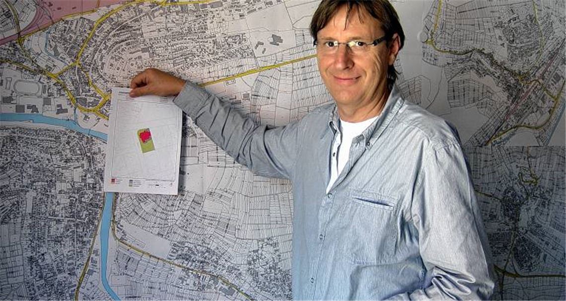 Wer produziert wie viel Abwasser? Fritz Schick, zuständiger Amtsleiter in Mühlacker, zeigt einen Erfassungsbogen, wie ihn jeder Grundstücksbesitzer mit Kanalanschluss erhält.