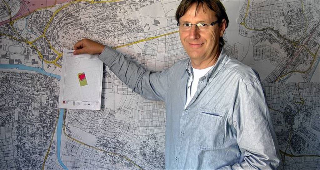 Wer produziert wie viel Abwasser? Fritz Schick, zuständiger Amtsleiter in Mühlacker, zeigt einen Erfassungsbogen, wie ihn jeder Grundstücksbesitzer mit Kanalanschluss erhält.