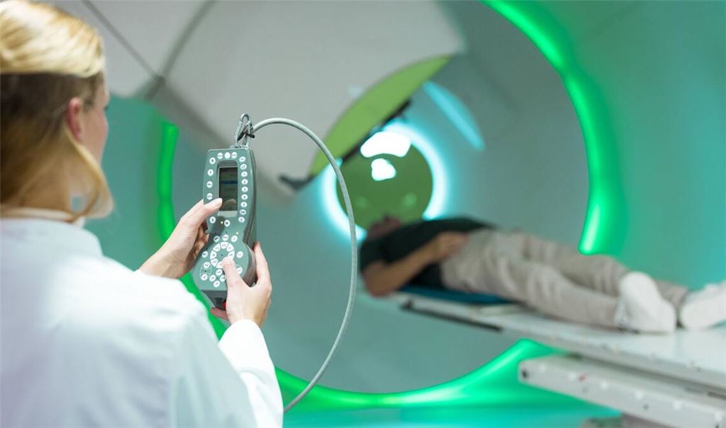 Wer regelmäßig den eigenen Körper auf Veränderungen hin checkt, kann Krebs früher auf die Spur kommen. Wie man dabei am besten vorgeht.