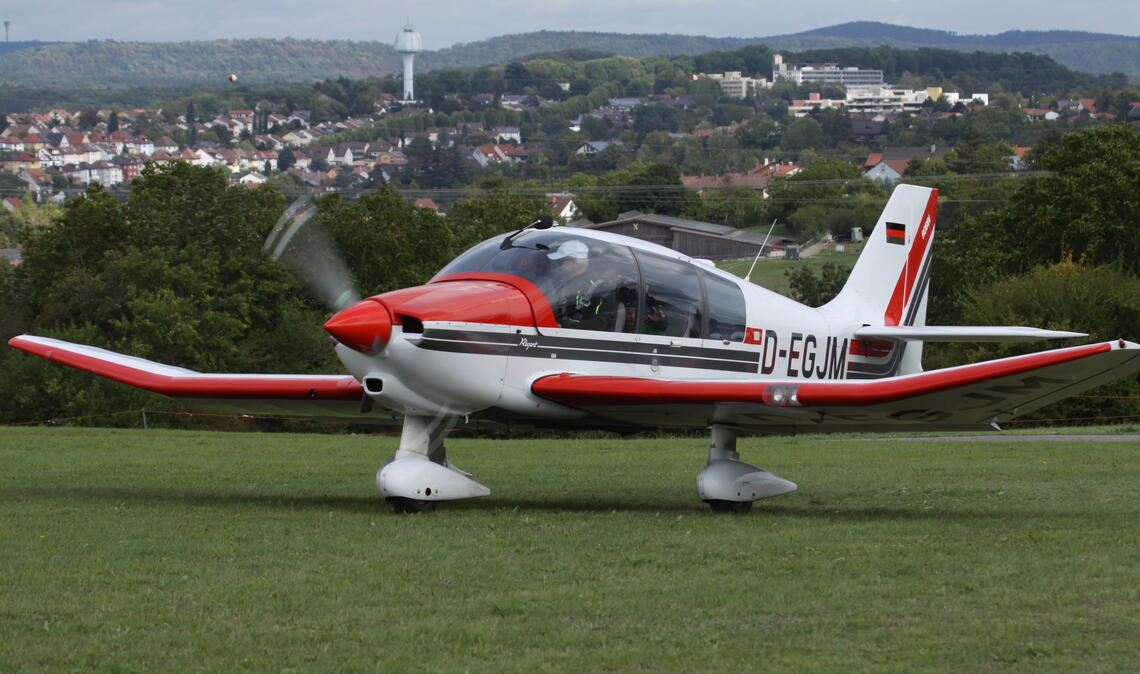 Wer selbst das Fliegen erleben will, kann einen Schnupperflug in einem Motorflugzeug vom Typ Robin DR400 unternehmen. Fotos: privat