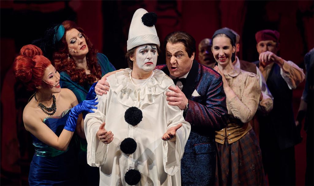 Wer steckt im Kostüm? Diese Frage löst amüsante Verwicklungen aus. Foto: Theater Pforzheim