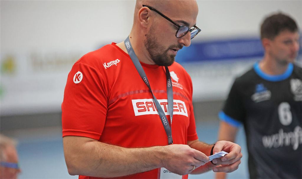 Wer steht noch auf dem Zettel? Dem TSV-Trainer Frank Müller gehen die Alternativen aus.