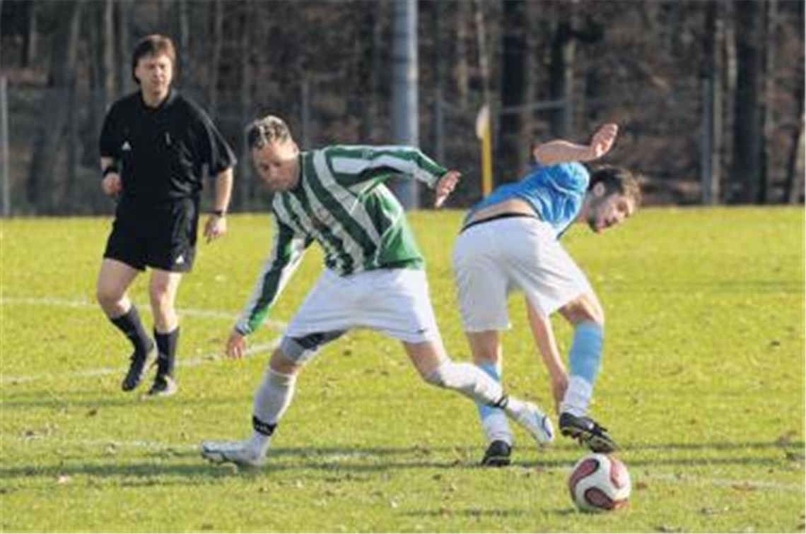 Wer strauchelt noch im Abstiegskampf? Sowohl dem TSV Mühlhausen (blau) als auch dem SV Sternenfels (grün-weiß) droht noch der Gang in die Kreisliga C.
Archivfoto: Fotomoment