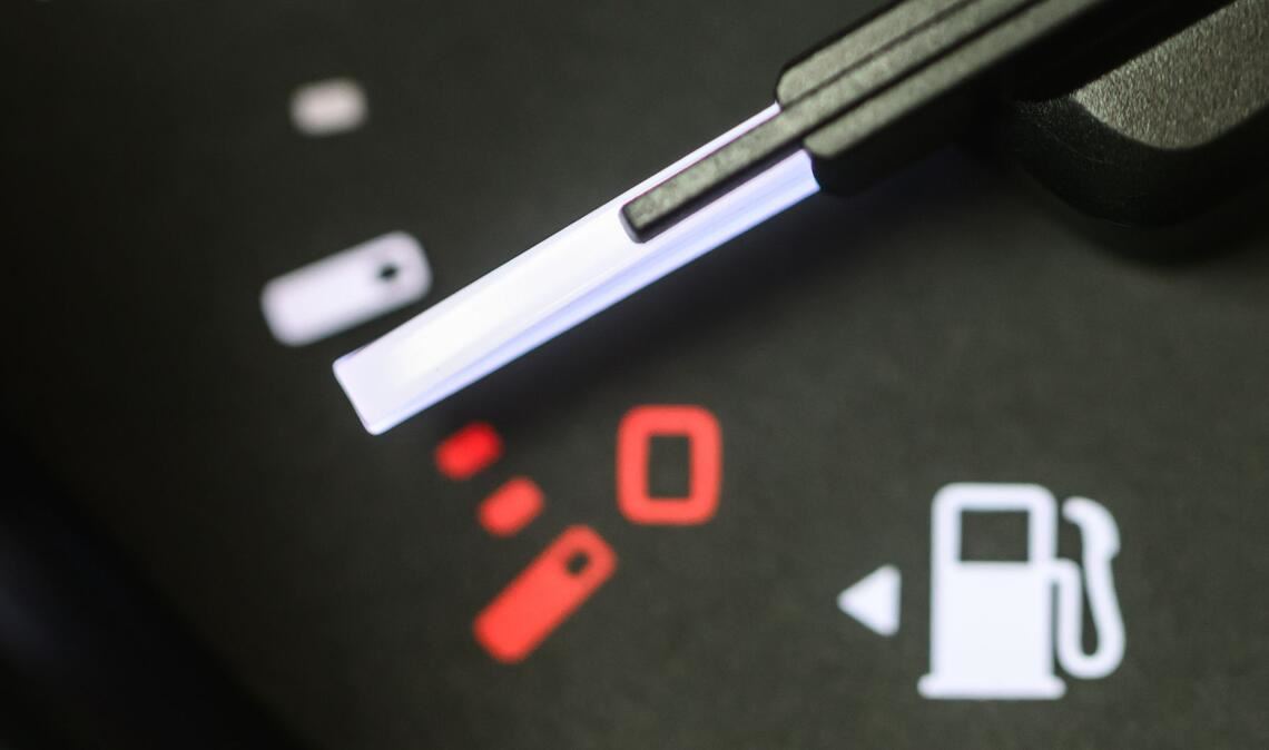 Wer tanken muss, zahlt im Schnitt über zwei Euro. (Archivbild)