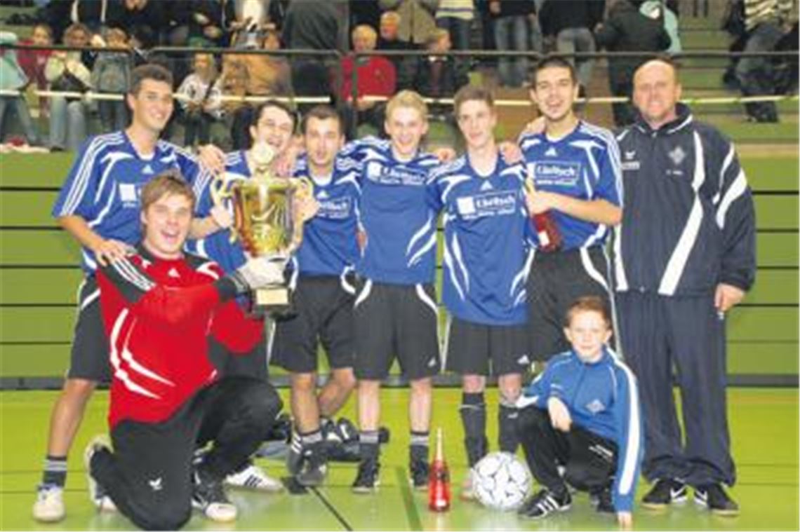 Wer tritt die Nachfolge von Viktoria Enzberg an? Der Gewinn des Hallen-Stadtpokals war für die Enzberger der Auftakt zu einem bewegendes Jahr . Es folgte im Sommer die erste Meisterfeier seit 1968 und der damit verbundende Aufstieg in die Kreisklasse A. Außerdem feierte Viktoria das 100-jährige Vereinsjubiläum und die Einweihung des neuen Clubgeländes. Archivfoto: Eigner