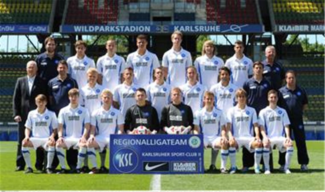 Wer von diesen Spielern tritt einmal in die Fußstapfen von Oliver Kahn und Mehmet Scholl? Das aktuelle U 23-Perspektivteam des Karlsruher SC: hintere Reihe v.li.: Physiotherapeut Sebastian Sommer, Tobias Keusch, Tobias Stoll, Christopher Bieber, Maximilian Mosch, Matthias Fixel, Patrick Dulleck, Betreuer Gregor Krämer; mittlere Reihe v.li.: Teammanager Burkhard Reich, Torwart-Trainer Martin Fischer, Sebastian Rutz, Alexander Schoch, Patrick Haag, Lars Hummel, Lukas Cambeis, Co-Trainer Marco Wildersinn, Trainer Markus Kauczinski; vordere Reihe v.li.: Mario Müller, Louis Hettel, Parker Walsh, Henning Bortel, Mathias Moritz, Ole Schröder, Manuel Hasel, Daniel Beer.
Foto: GES-Sportfoto