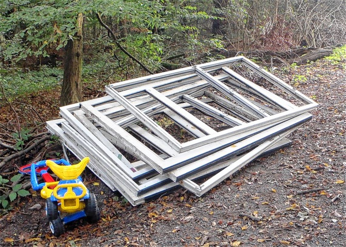 Wer weiß, woher diese Fensterrahmen aus Kunststoff stammen?