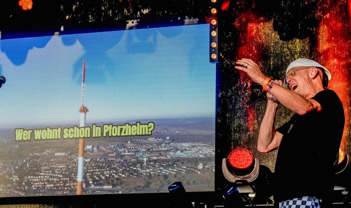 Wer wohnt schon in Düsseldorf? Quatsch, wer wohnt schon in Pforzheim ... Achim Dürr interpretiert bei den „SommerevEnz“ die Mühlacker Hymne von Rolf Watzal. Foto: Stahlfeld
