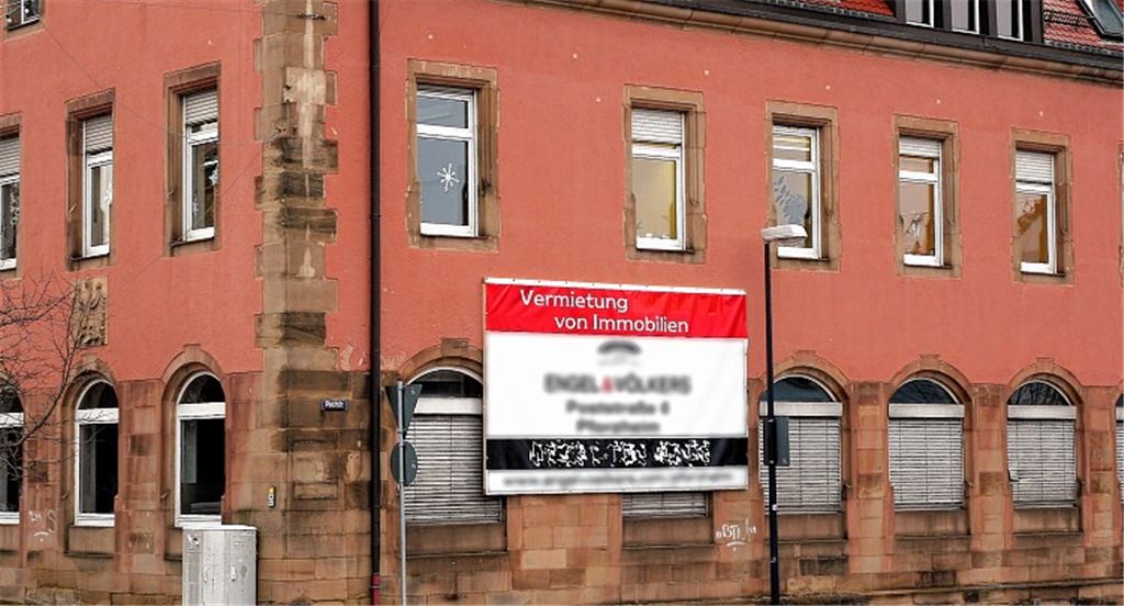 Werbebanner an der alten Post.