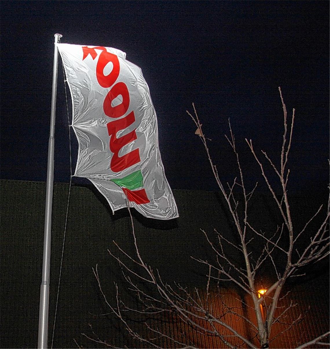 Werbeflagge im Sturm. Foto: Tiedt