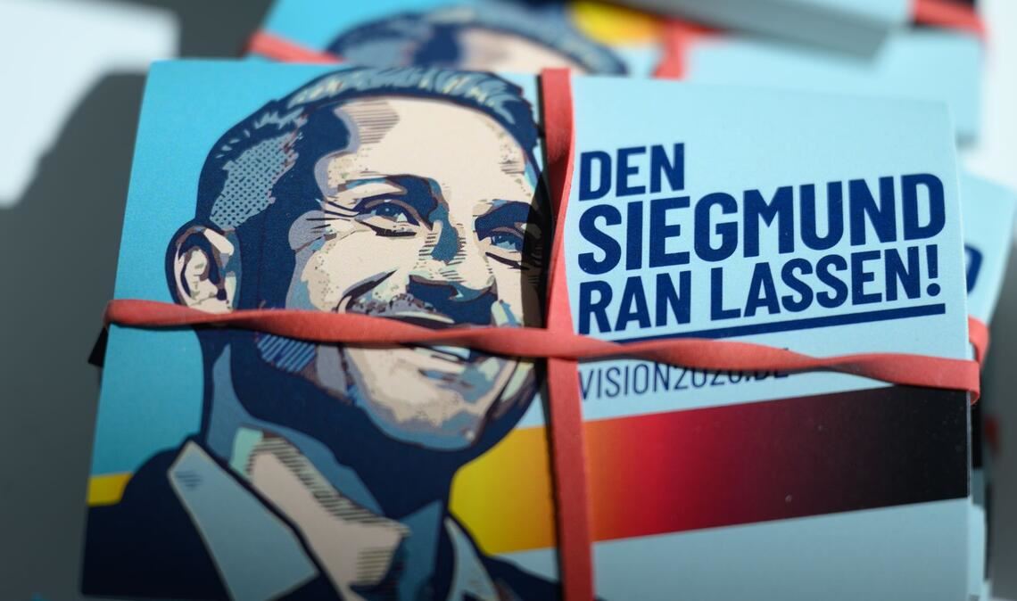 Werbematerial mit AfD-Spitzenkandidat Ulrich Siegmund ist reichlich vorhanden. (Archivbild)