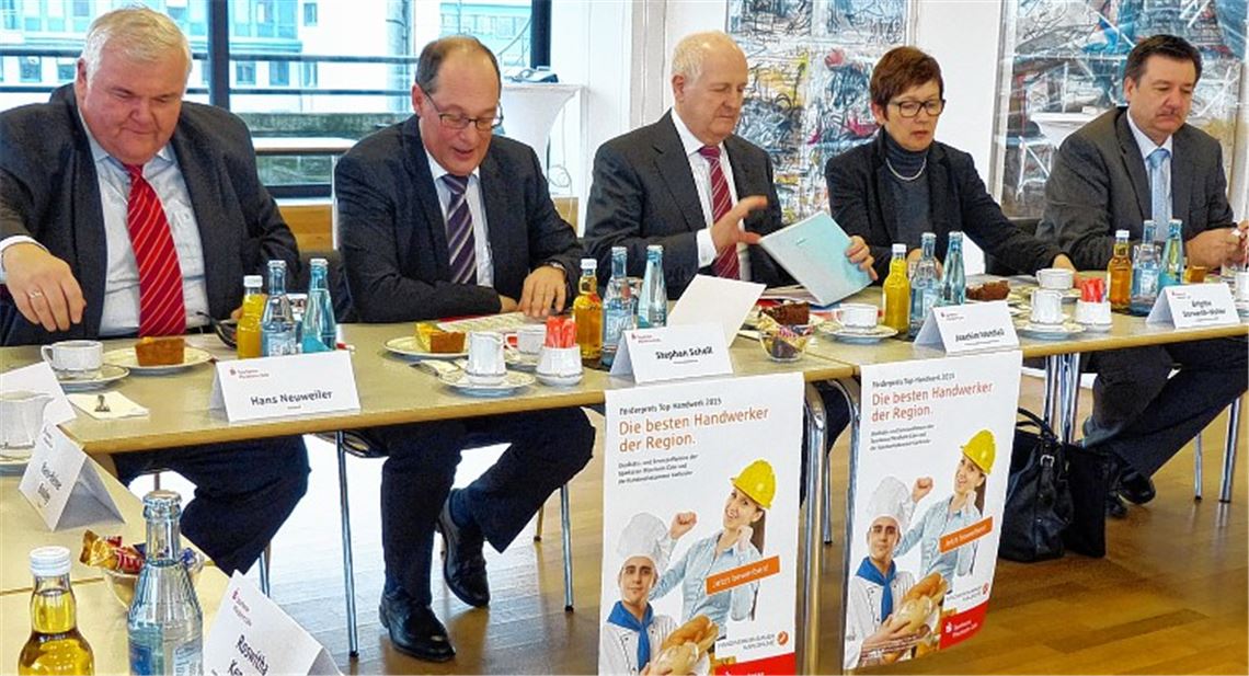 Werben für den „Förderpreis Top Handwerk“ (v. li.): Hans Neuweiler, stellvertretender Vorstandsvorsitzender Sparkasse Pforzheim-Calw, Sparkassen Vorstandsvorsitzender Stephan Scholl, Joachim Wohlfeil, Präsident der Handwerkskammer Karlsruhe, Brigitte Dorwarth-Walter, stellvertretende Hauptgeschäftsführerin Handwerkskammer Karlsruhe, und Klaus Günter, Innovations- und Technologieberater Handwerkskammer. Foto: Roth