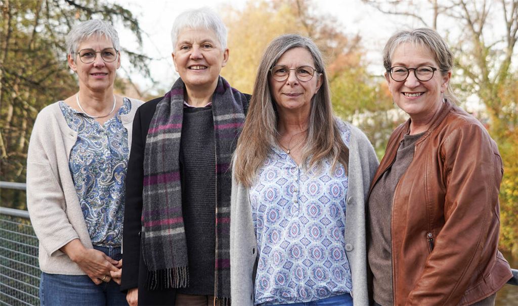 Werben für den neuen Kurs (v. li.): Cornelia Haas vom stationären Hospiz Pforzheim, Bernhardine Lückener vom ambulanten Hospizdienst östlicher Enzkreis, Marie Hof vom ambulanten Hospizdienst Pforzheim und Heidi Kunz vom ambulanten Hospizdienst westlicher Enzkreis. Foto: Roller