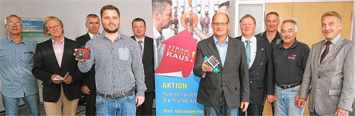 Werben für die „Abwrackprämie“ beim Austausch alter Heizungspumpen (jeweils von links): Vorne Michael Mürdter mit alter und Georg Fritz mit neuer Pumpe, hinten Oliver Sperle, Jürgen Meeh (beide Stadtwerke), Robert Morak (Volksbank), Gerd Owczarek (Sparkasse), Innungsobermeister Joachim Butz, Joachim Scheerle, Wolfgang Vetter und Matthias Bosch (Stadtwerke).