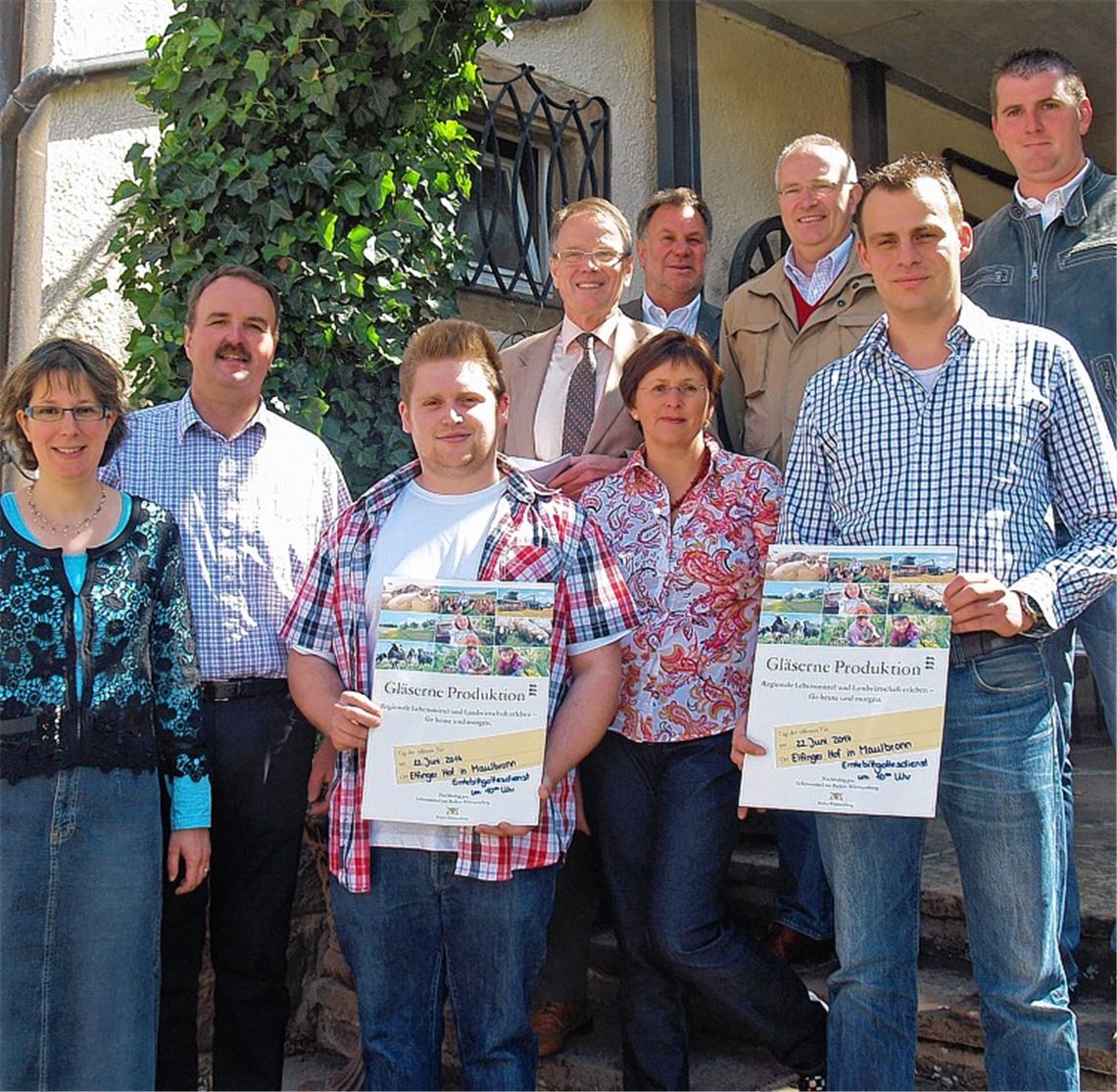 Werben für die Gläserne Produktion und den Tag des offenen Hofes (vorne v. li.): Susanne und Ulrich Horsch vom Elfinger Hof, Michael Stößer (Landjugend), Anne Herter (Forum Ernährung und Hauswirtschaft des Landratsamts), Björn Dittes (Landjugend); hinten v. li.: Karl-Heinz Zeller (Dezernent für Umwelt, Landwirtschaft und Forst), Jürgen Krepp (Leiter des Landwirtschaftsamts), Michael Herzog von Württemberg und Joachim Fuchs (Landjugend). Foto: Filitz