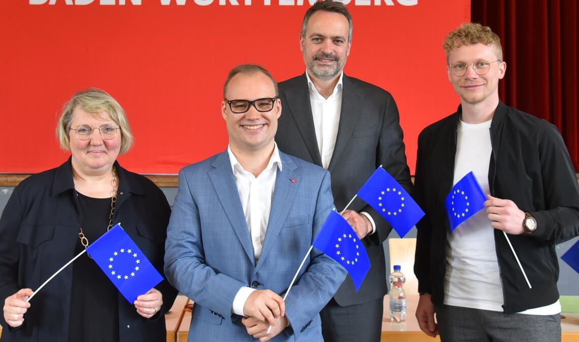 Werben für die SPD und Europa: Katja Mast (v.li.), Davis Riedel, René Repasi und Paul Renner. Foto: Bott