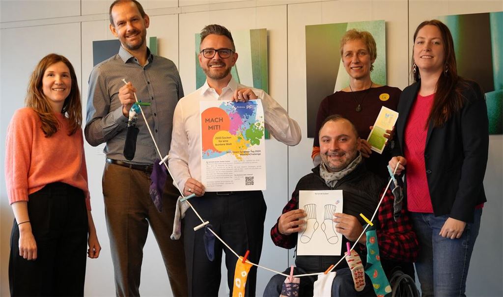 Werben für die Socken-Challenge zum Welt-Down-Syndrom-Tag (v.li.): Anne Marie Rouvière-Petruzzi, Landrat Bastian Rosenau, Oberbürgermeister Peter Boch, Mohamed Zakzak sowie Astrid Engel und Diana Kirsch. Foto: Stadt Pforzheim/Christian Schweizer
