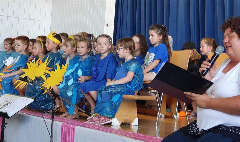Werbung für den Klimaschutz auf musikalische Art: die Liederkranz-Kinder mit ihrer Chorleiterin Claudia Zimmermann. Fotos: Schröder
