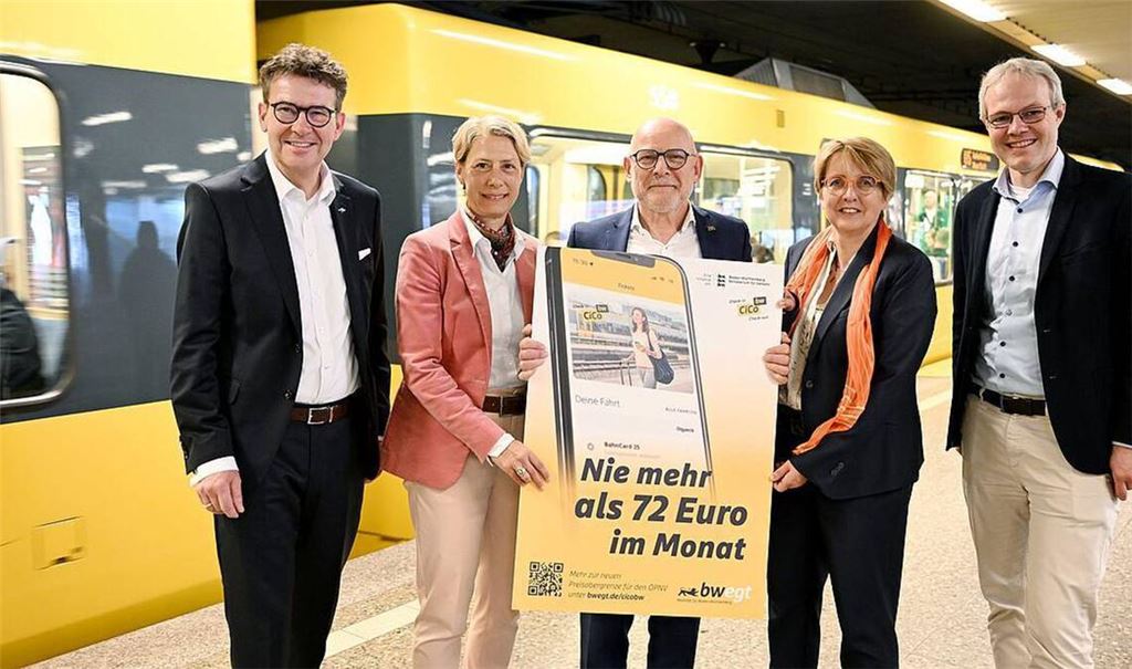 Werbung für den neuen Preisdeckel: Landesverkehrsminister Winfried Hermann (Mitte), flankiert  (v.l.n.r) von den Verbundchefs und -chefinnen Alexander Pischon (Karlsruhe), Simone Stahl (Freiburg),  Cornelia Christian und Jan Neidhardt (beide Stuttgart).