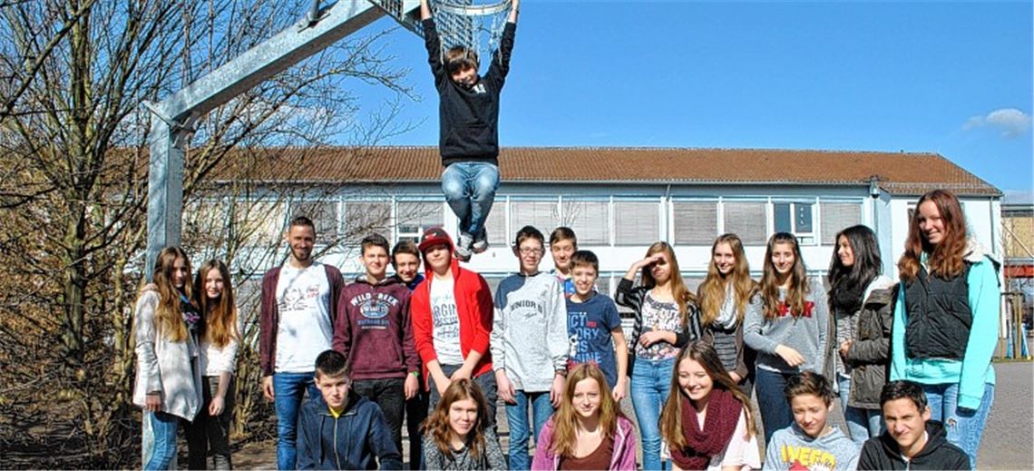 Werbung für die Hightowers: Die Schülerinnen und Schüler der Klasse 8a der Mörike-Realschule laden zum Basketball-Event.