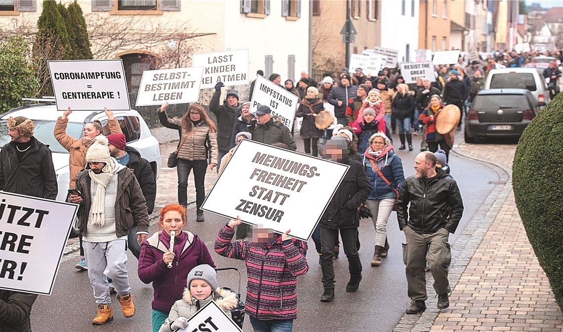 „Respekt ist keine Einbahnstraße“ Werden Kritiker einer Impfpflicht mundtot gemacht? Jedenfalls suggeriert das eines der Plakate, die bei einer Demo gegen die Corona-Maßnahmen am 7. Januar in Mühlacker und Dürrmenz gezeigt werden.Fotos: Archiv, Willimek
