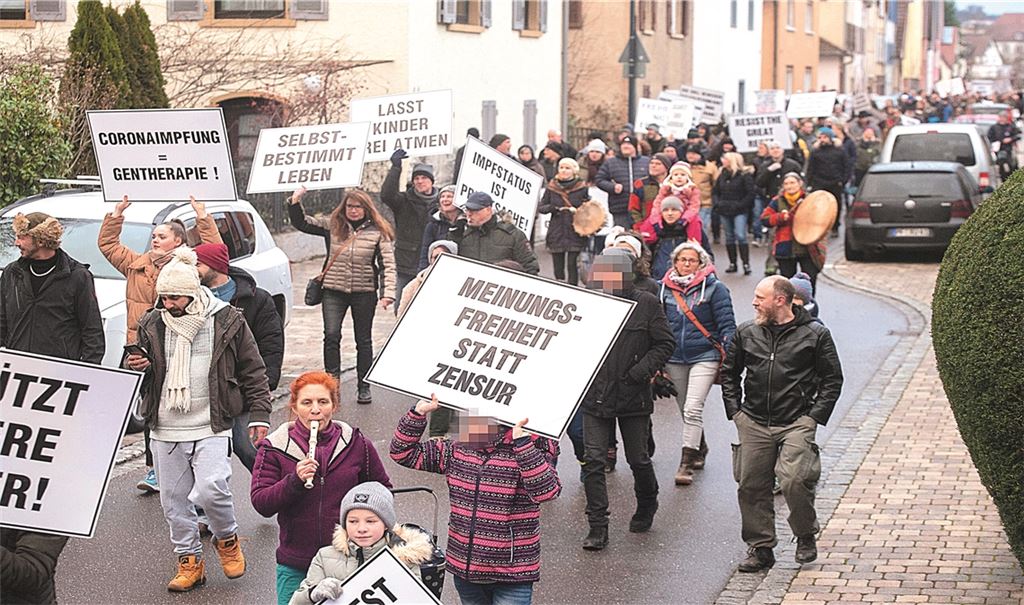 Werden Kritiker einer Impfpflicht mundtot gemacht? Jedenfalls suggeriert das eines der Plakate, die bei einer Demo gegen die Corona-Maßnahmen am 7. Januar in Mühlacker und Dürrmenz gezeigt werden.Fotos: Archiv, Willimek
