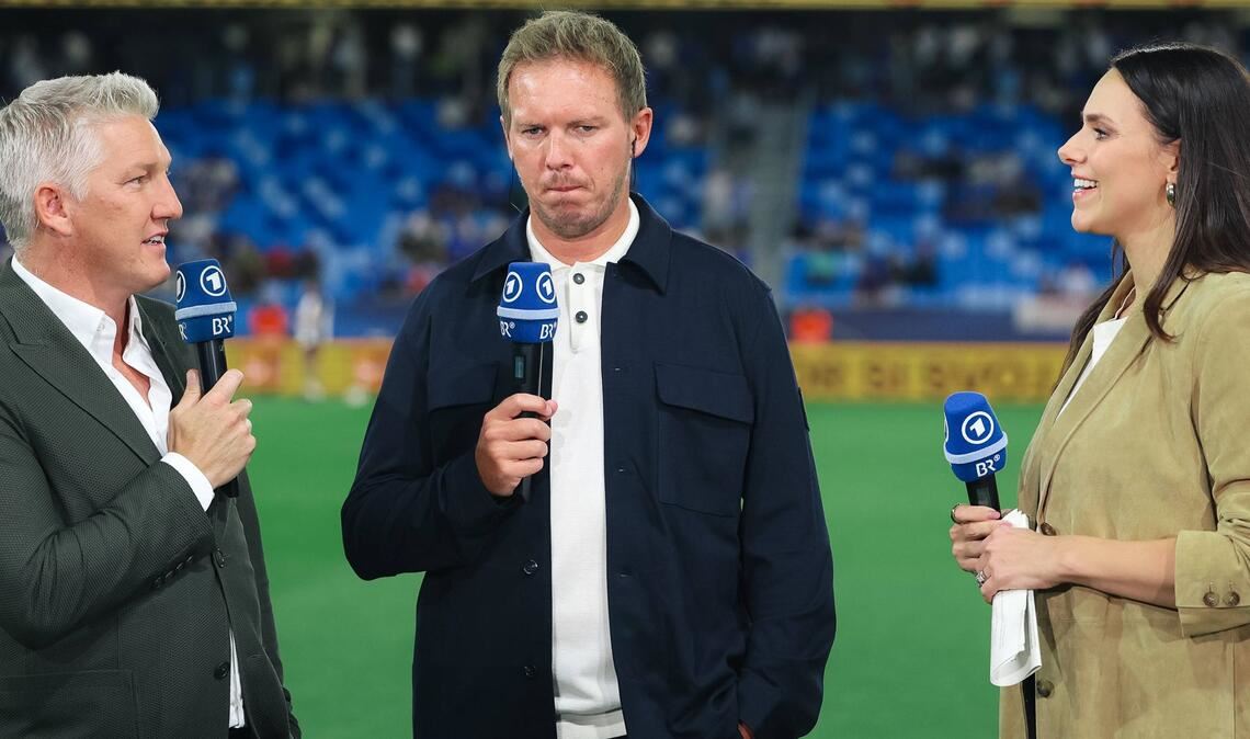 Werden auch bei der WM zu sehen sein:  ARD-Experte Bastian Schweinsteiger und ARD-Moderatorin Esther Sedlaczek neben Bundestrainer Julian Nagelsmann.