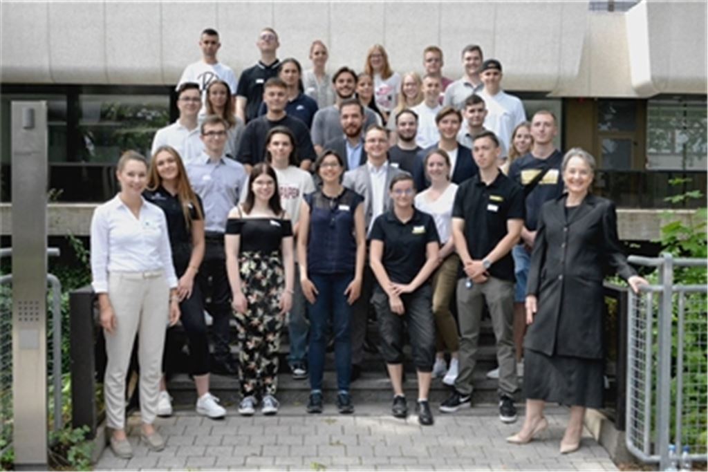 Werden für ihren Einsatz für die duale Ausbildung an Schulen geehrt: die Ausbildungsbotschafter aus Pforzheim und dem Enzkreis mit Ann-Kathrin Fischer, Projektkoordinatorin bei der IHK (vorne li.), und Tanja Traub, Mitglied der Geschäftsleitung (vorne re.). Foto: privat