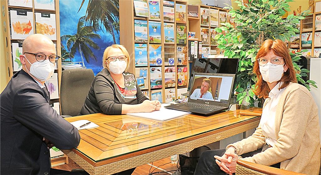 Werden in diesem Jahr noch Urlaubsreisen möglich sein oder nicht? Der Parlamentarische Staatssekretär Thomas Bareiß, Beauftragter der Bundesregierung für Mittelstand und Tourismus, ist für eine Gesprächsrunde über Internet zugeschaltet ins Reisestüble Mauch zum CDU-Landtagskandidaten Philippe A. Singer, Inhaberin Angelika Mauch und ihrer Mitarbeiterin Anja Speh (re.). Wewoda