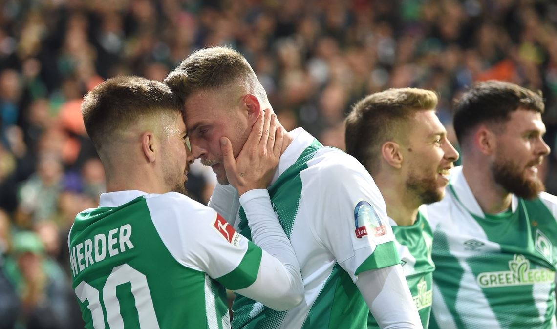 Werders Marvin Ducksch jubelt mit Romano Schmid (l) über sein Tor zum 2:0.