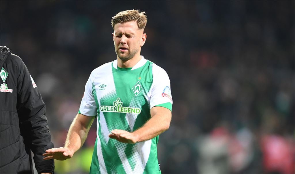 Werders Niclas Füllkrug geht in die Pause.
