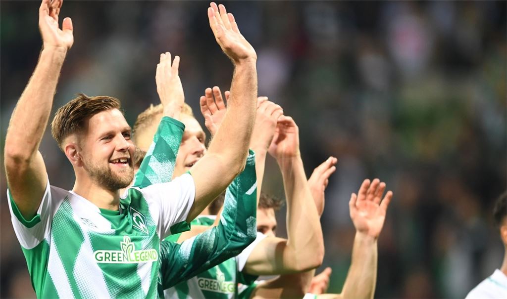 Werders Torschütze zum 1:0, Niclas Füllkrug, feiert mit den Fans.