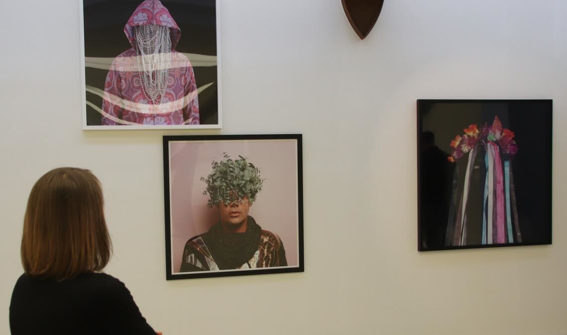 Werke von Christian Thompson. Rechts das zentrale Motiv der Ausstellung mit dem durchdringenden Blick. Fotos: Arning