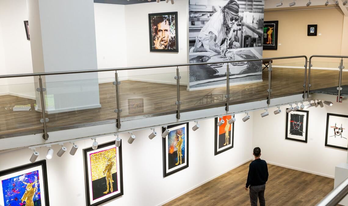 Werke von Johnny Depp hängen in einer Kunstgalerie in Emmendingen.