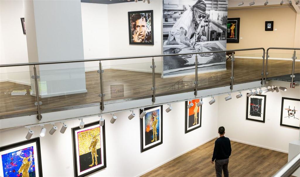 Werke von Johnny Depp hängen in einer Kunstgalerie in Emmendingen.