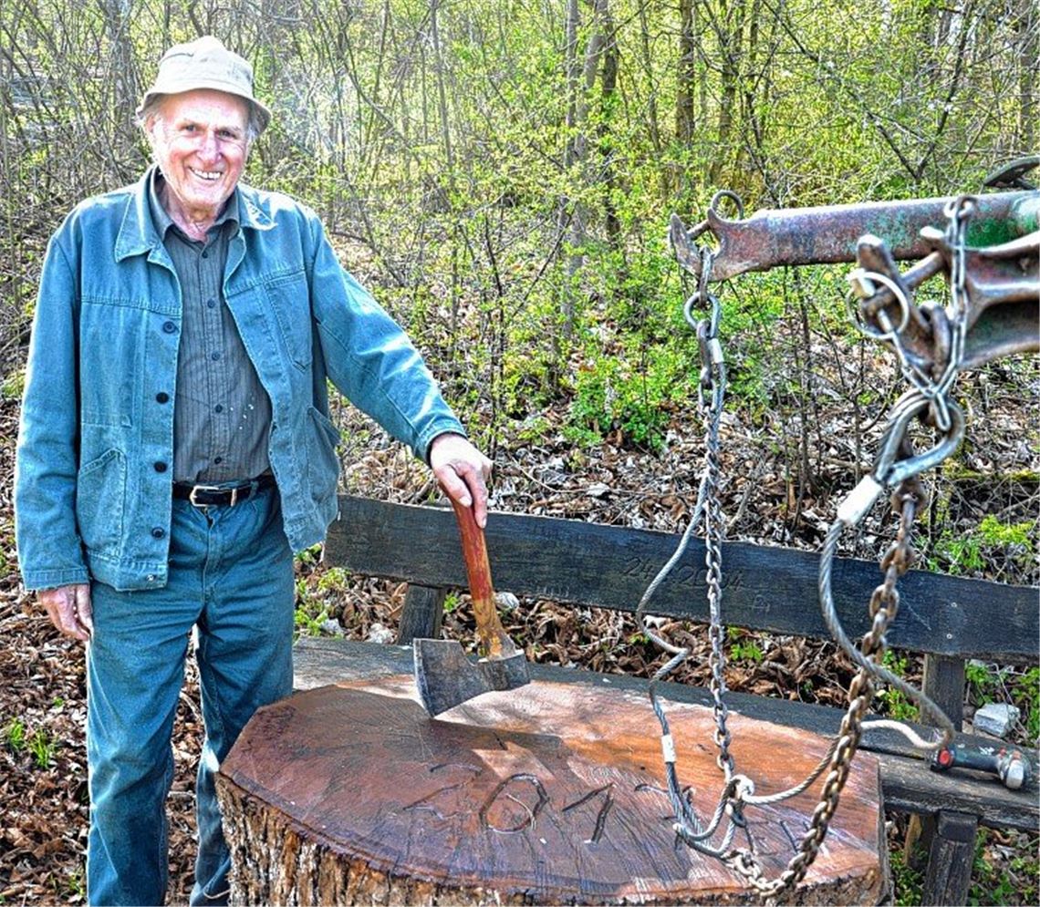 Zu den Sitzbänken nun auch die Tische geliefert
