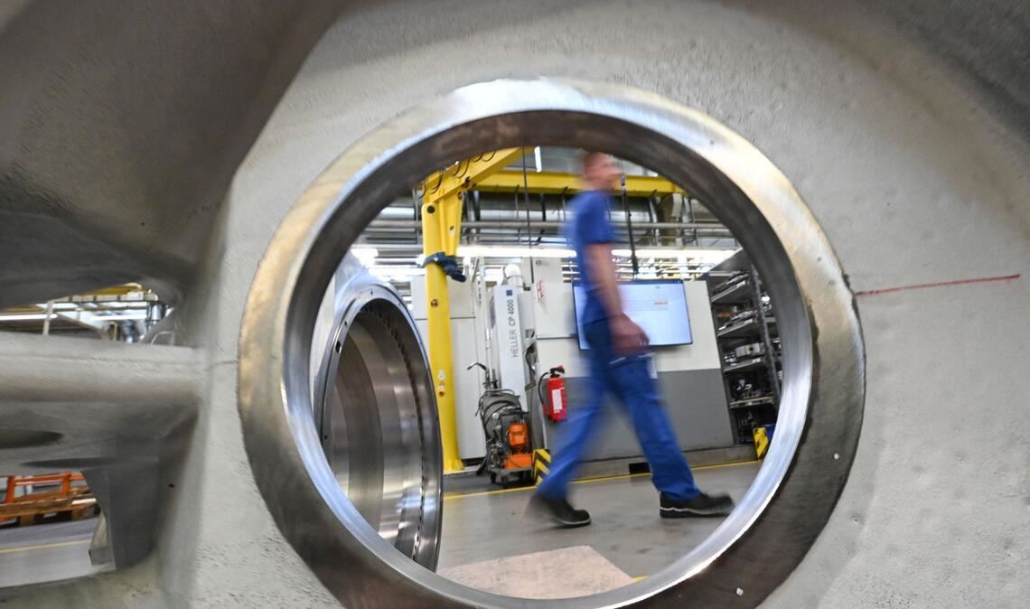 Werkzeugmaschinen werden in einer Werkhalle des Maschinenbauers Heller in Nürtingen gefertigt. (Archivbild)