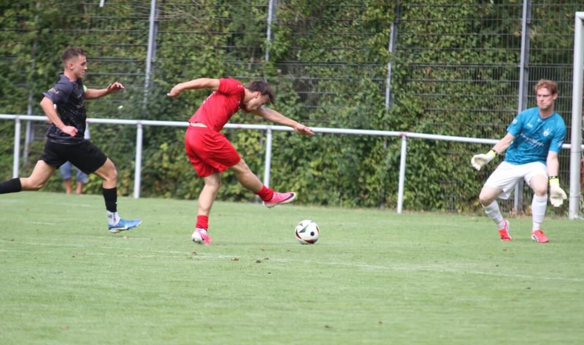 Wernaus Florian Köck (am Ball) zieht ab  – und trifft zur 1:0-Führung in der 15. Minute.  