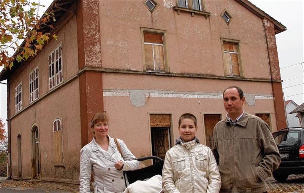 Werner Amlacher, Ehefrau Bianca Corina mit dem jüngsten Nachwuchs Hans und der elfjährige Sohn Bernhard Bruno vor dem von dem Ehepaar gekauften Enzberger Bahnhofsgebäude. Foto: Sadler