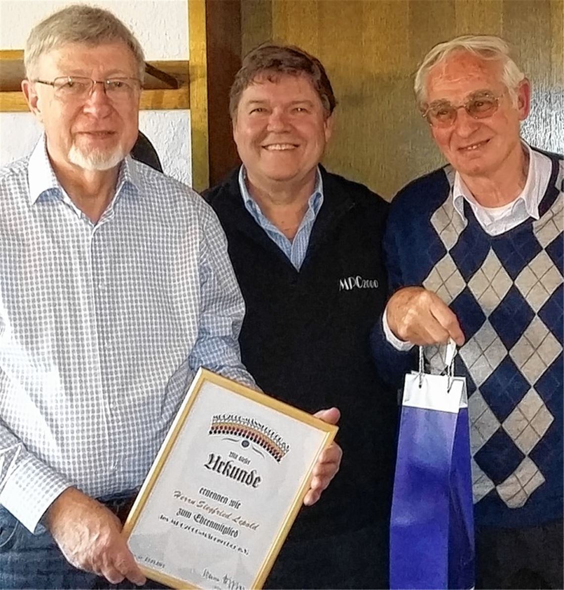 Werner Dippon (Mitte) dankt Siegfried Lepold (li.) und Kurt Grambihler.