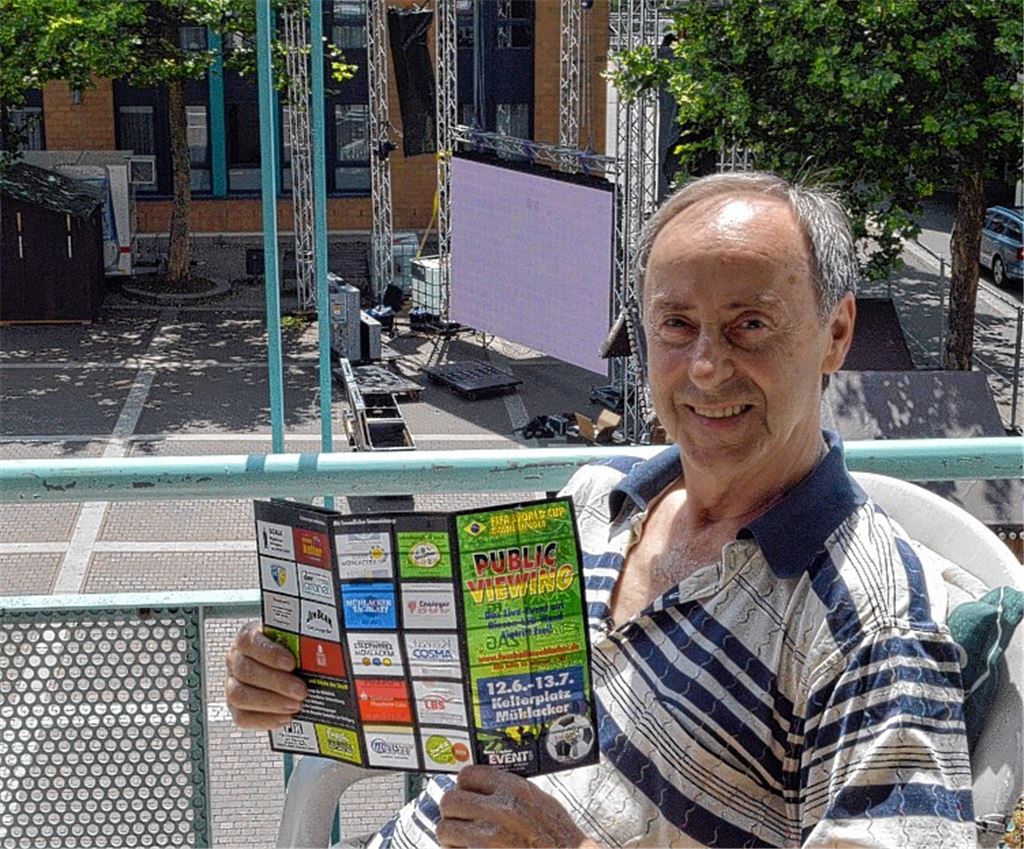 Werner Geissler verfolgt das Geschehen auf der Leinwand von seinem Balkon aus. 