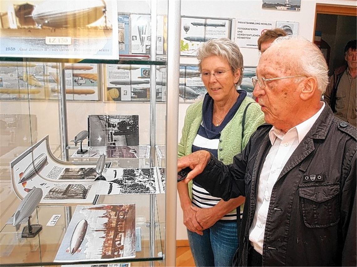 Werner Georg Henlein (vorne) präsentiert erstmals seine Luftfahrtausstellung „Von Leonardo da Vinci bis heute“. Foto: Fotomoment