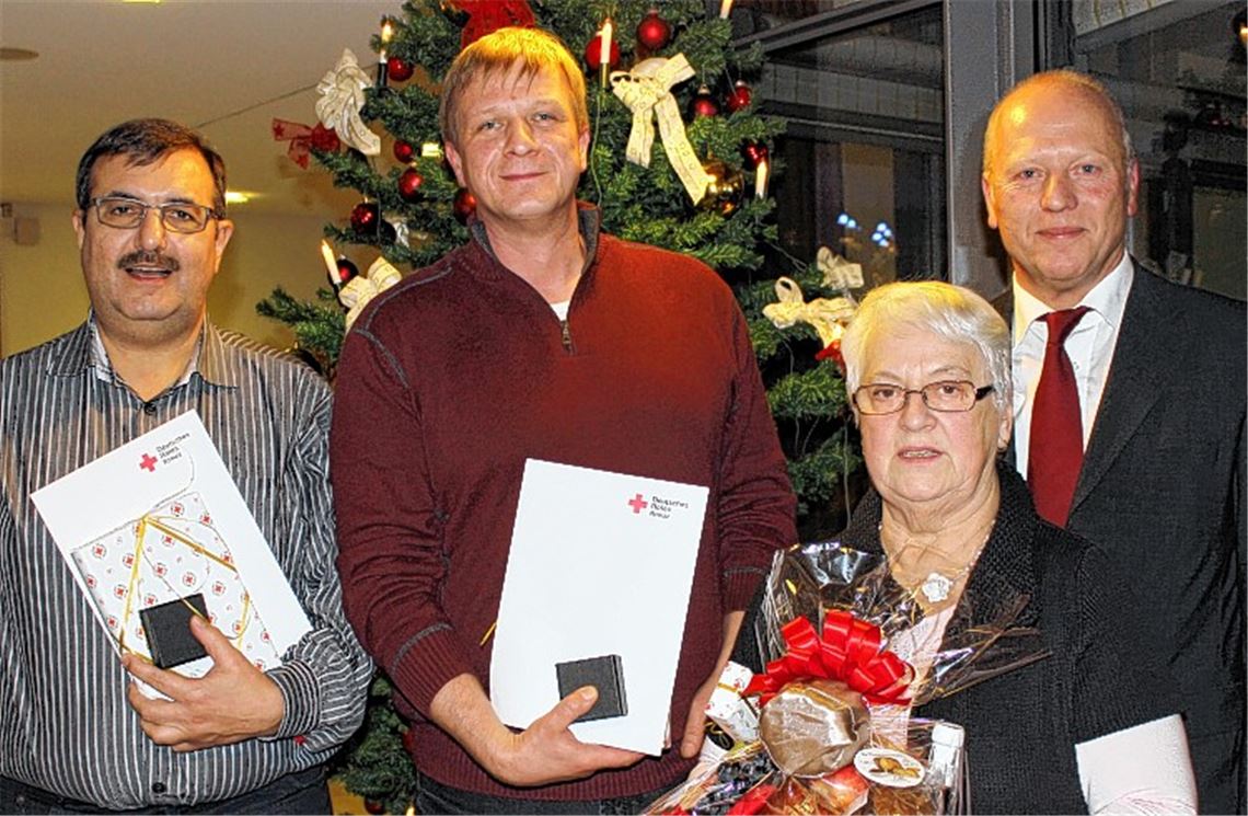 Werner Hänlein (re.) ehrt Frank Schmidt (li.), Tibor Killat und Rosina Bickel.