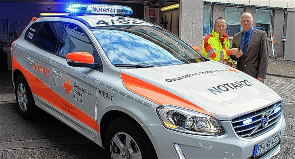 Werner Hänlein (re.) mit Steffen Bonsack bei der Schlüsselübergabe.