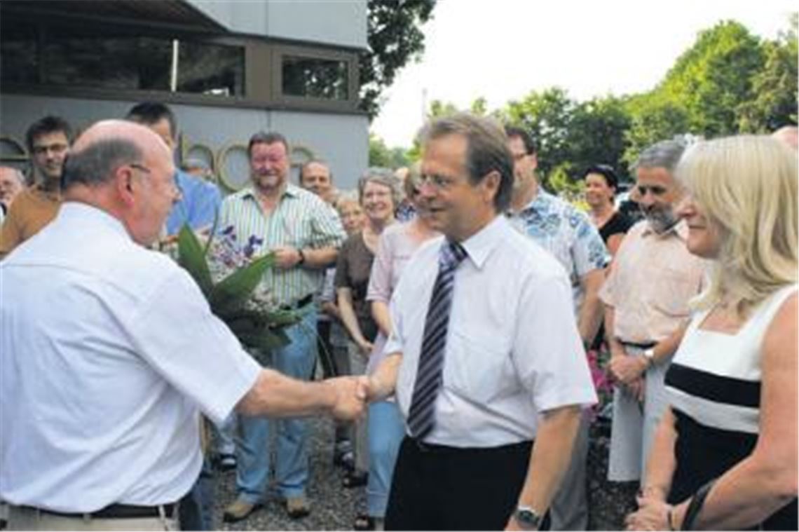Werner Henle bleibt Bürgermeister von Ötisheim. Der Rathauschef ist gestern mit 92,3 Prozent der Stimmen im Amt bestätigt worden. Der Vorsitzende des Gemeindewahlausschusses Walter Pflüger (li.) gratulierten ihm vor der Ötisheimer Erlentalhalle zum Wahlsieg. Rechts Henles Lebensgefährtin Petra Klein. 
Foto: Ochs