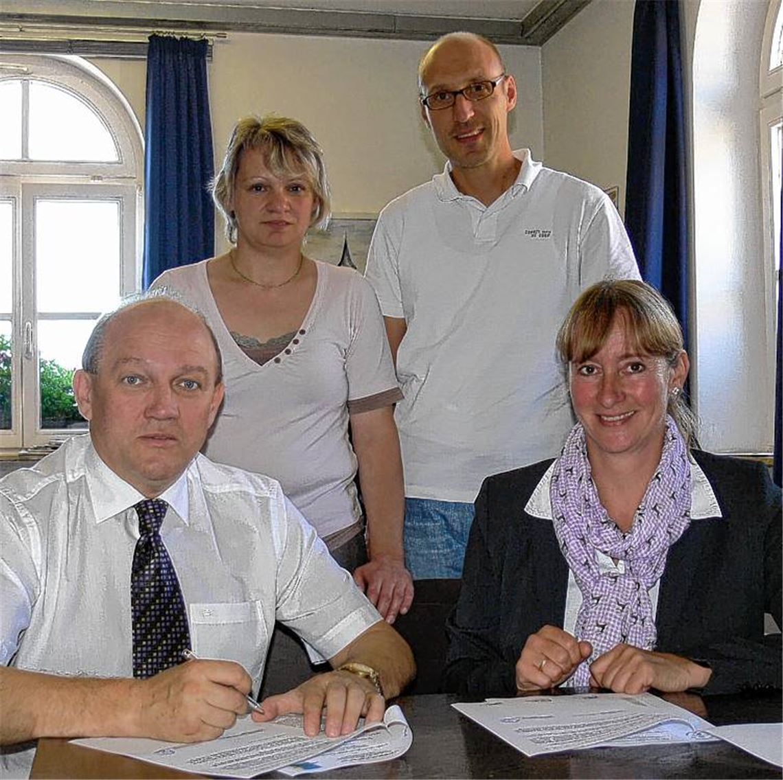 Werner Kunstetter (vorne links) und Cornelia Burghardt-Heller (dahinter) vom Verein Tagesmütter Enzkreis mit der Sternenfelser Bürgermeisterin Sigrid Hornauer und Hauptamtsleiter Norman Tank bei der Unterzeichnung des Kooperationsvertrages. 