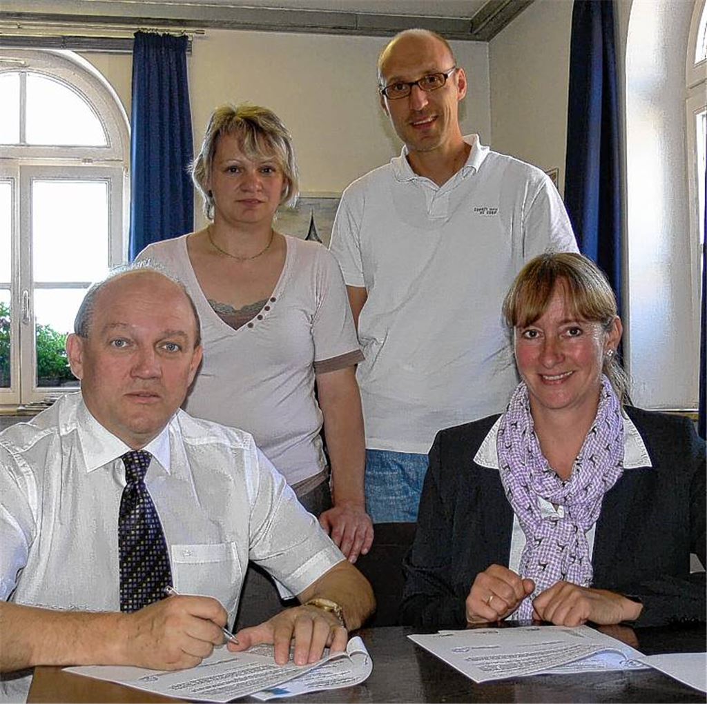 Werner Kunstetter (vorne links) und Cornelia Burghardt-Heller (dahinter) vom Verein Tagesmütter Enzkreis mit der Sternenfelser Bürgermeisterin Sigrid Hornauer und Hauptamtsleiter Norman Tank bei der Unterzeichnung des Kooperationsvertrages. 